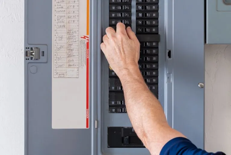 Resetting tripped fuse switch